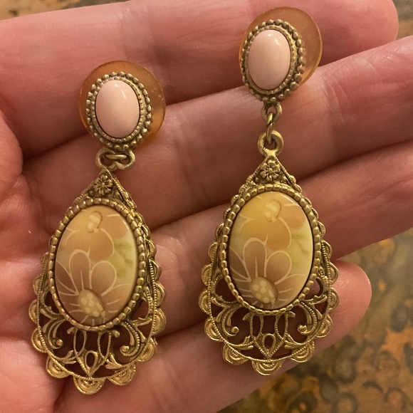 VINTAGE Made in Italy Gold tone Floral filigree design Ceramic Earrings - Picture 7 of 7